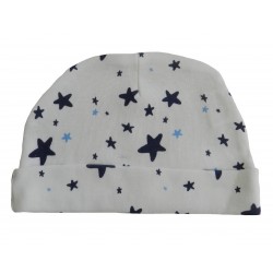 Bonnet naissance blanc avec ses étoiles imprimées de couleurs bleu et bleu marine.