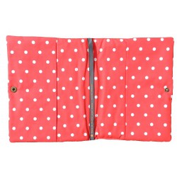 Intérieur rouge à pois blanc protège carnet de santé. Tissu 100% coton