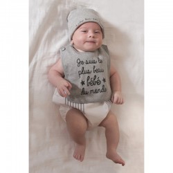 Bébé avec bavoir et bonnet naissance de la même collection: le plus beau bébé du monde