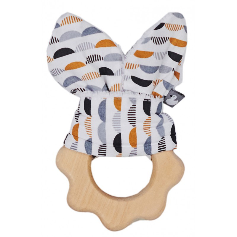Anneau de dentition en bois naturel avec tissu coloré en coton. Anneau de dentition en bois naturel avec tissu coloré en coton.
