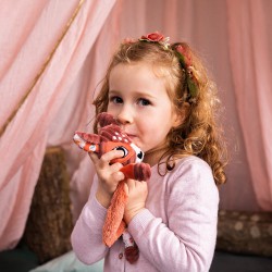 Petite fille qui fait un câlin à son doudou (Mélimélos la biche)