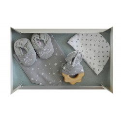 Kit naissance mixte blanc et gris: bavoir, chaussons bébé, bonnet naissance et un hochet en bois