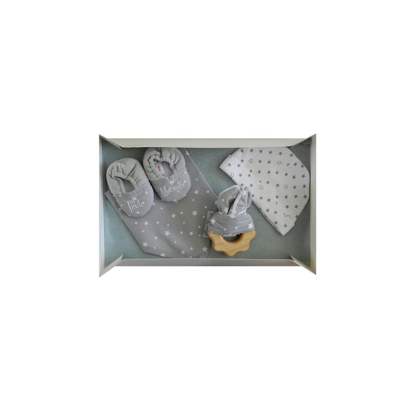 Kit naissance mixte blanc et gris: bavoir, chaussons bébé, bonnet naissance et un hochet en bois