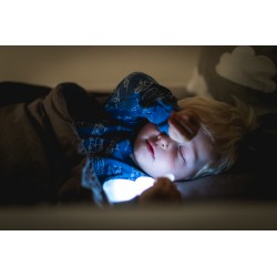 Enfant qui dort avec sa veilleuse