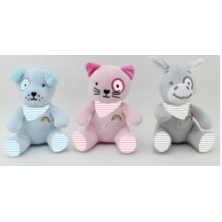 3 peluches accompagnées de leur couverture