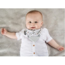 Bébé avec bavoir bandana