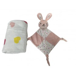 Coffret doudou et couverture rose. Doudou plat forme lapin. Couverture polaire blanche avec ses cœurs roses.