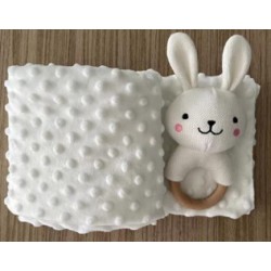 Couverture blanche avec son hochet lapin