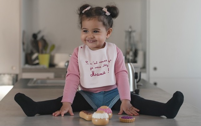 Des bavoirs pour bébé comme cadeau naissance