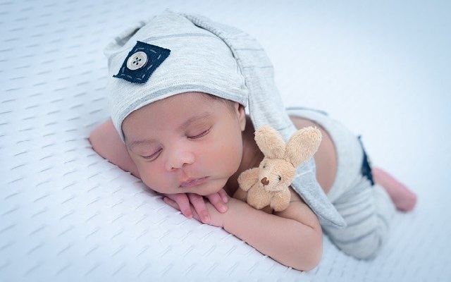 Un bonnet pour bébé comme cadeau naissance