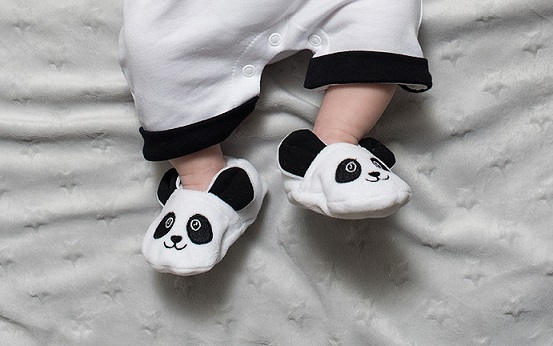 Des chaussons pour bébé comme cadeau naissance