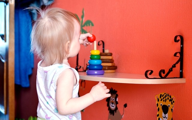 Des jeux d'éveil pour bébé comme cadeau naissance