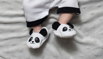 Annonce grossesse: offrir une jolie paire de chaussons bébé