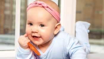Comment soulager bébé lors d’une poussée dentaire?