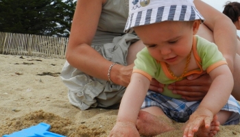 Première sortie à la plage pour bébé