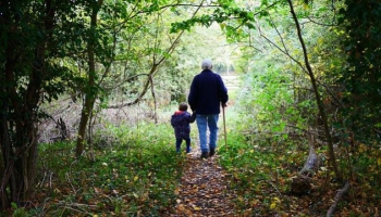 Les bienfaits des échanges entre enfants en bas âge et personnes âgées